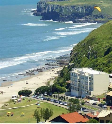 Kitnet K1 Em Torres-Rs - Na Mais Bela Praia Gaucha - Cozinha - Banheiro - Ar Condicionado - Smart Tv 32' - Wi-Fi - Anfitria Superhost No Bnb Екстериор снимка