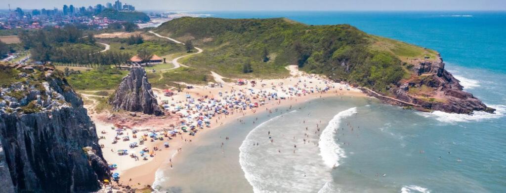 Kitnet K1 Em Torres-Rs - Na Mais Bela Praia Gaucha - Cozinha - Banheiro - Ar Condicionado - Smart Tv 32' - Wi-Fi - Anfitria Superhost No Bnb Екстериор снимка