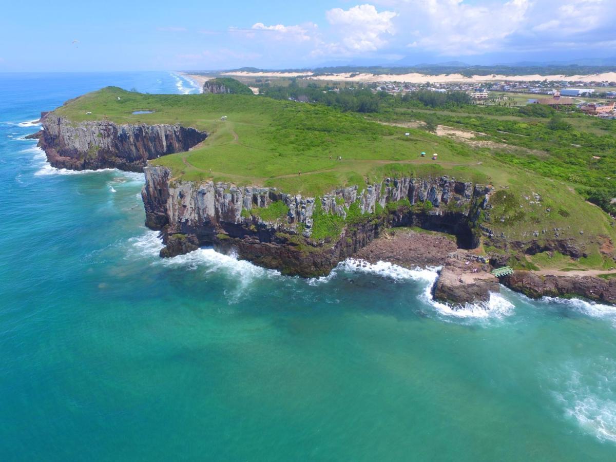 Kitnet K1 Em Torres-Rs - Na Mais Bela Praia Gaucha - Cozinha - Banheiro - Ar Condicionado - Smart Tv 32' - Wi-Fi - Anfitria Superhost No Bnb Екстериор снимка