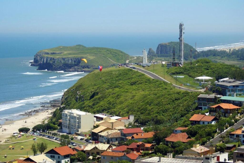 Kitnet K1 Em Torres-Rs - Na Mais Bela Praia Gaucha - Cozinha - Banheiro - Ar Condicionado - Smart Tv 32' - Wi-Fi - Anfitria Superhost No Bnb Екстериор снимка