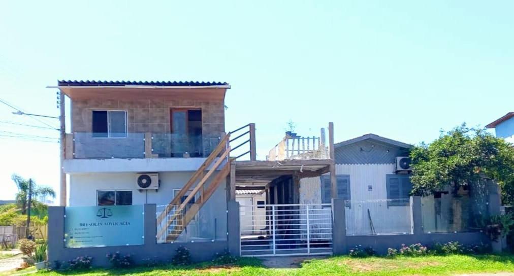 Kitnet K1 Em Torres-Rs - Na Mais Bela Praia Gaucha - Cozinha - Banheiro - Ar Condicionado - Smart Tv 32' - Wi-Fi - Anfitria Superhost No Bnb Екстериор снимка